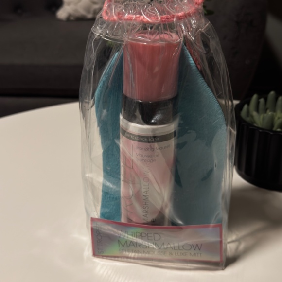 St. Tropez Limited Edition Marshmallow Self Tanner with Mitt - Picture 3 of 4